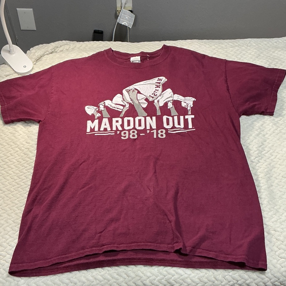 Gildan Maroon Graphic 'Maroon Out '98-'18' Short Sleeve Tee Sz L. 0801